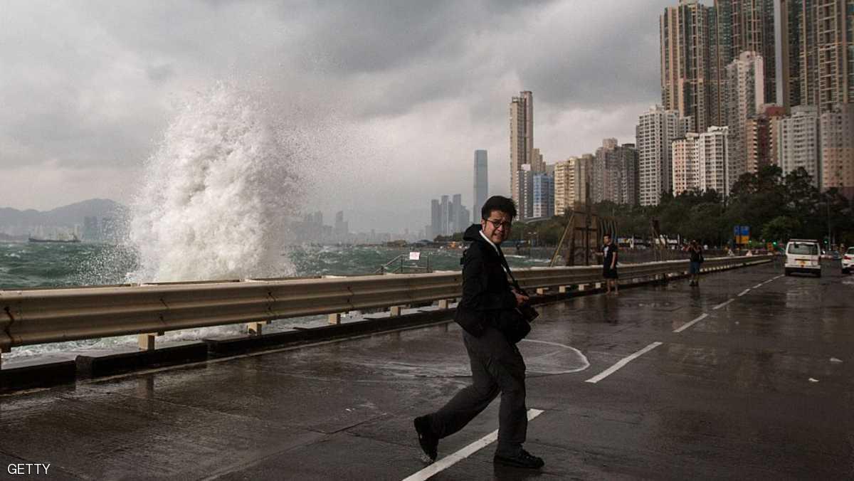 خلاء من الحركة شوارع هونغ كونغ مع اقتراب عاصفة "هاتو"