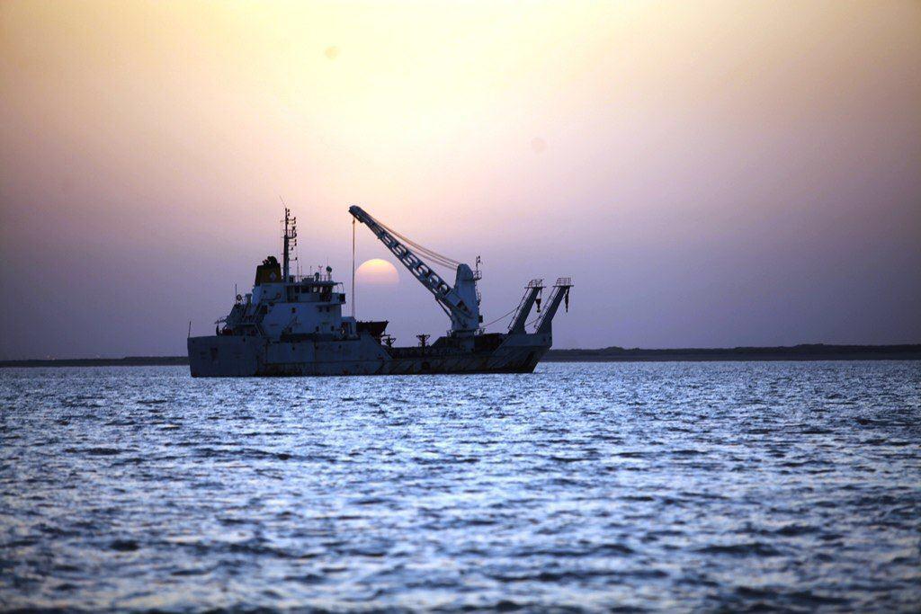 بالصور.. انتشال 16 جثة من السفينة المنكوبة في خور عبدالله