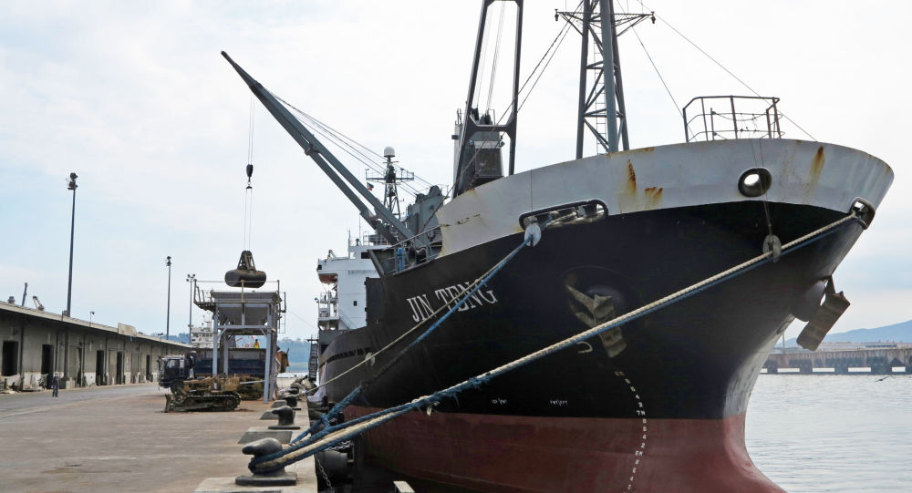 بالفيديو.. سفينة تنشطر إلى "نصفين" قبالة تركيا