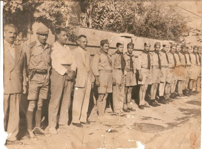 صورة ارشيفية قديمة لاستعراض فريق الكشافة بحضور مدير تربية كربلاء في حينها