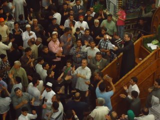 الملا باسم الكربلائي يقيم مجلسا عزائيا في الصحن الحسيني بكربلاء +صوره