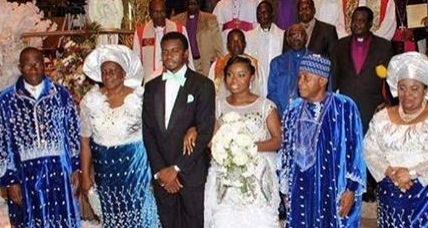 بالصور؛ رئيس نيجيريا يهدي الضيوف هواتف "آي فون" في زفاف ابنه