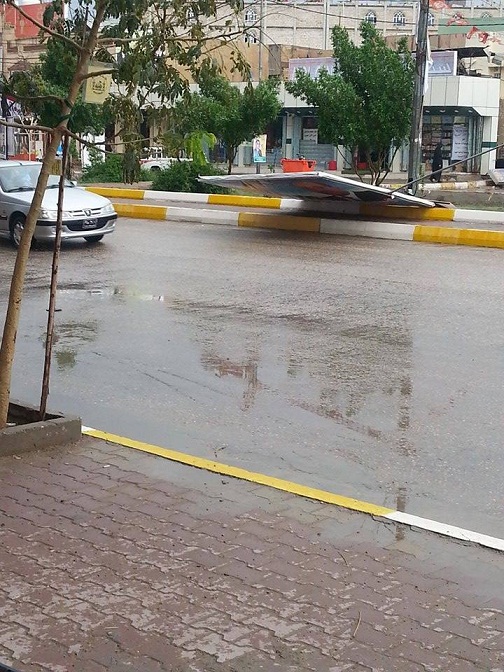 رياح شديدة تبعثر دعايات المرشحين في شوارع كربلاء