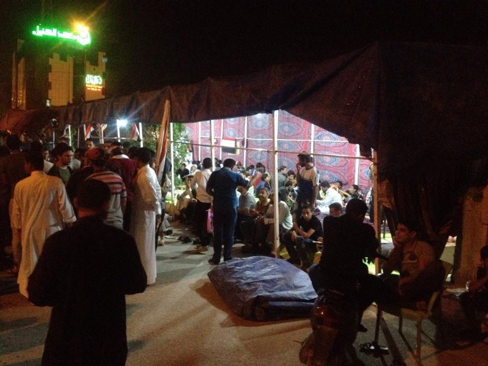 بالصور :الصدريون يعتصمون امام مقر الحكومة المحلية في كربلاء