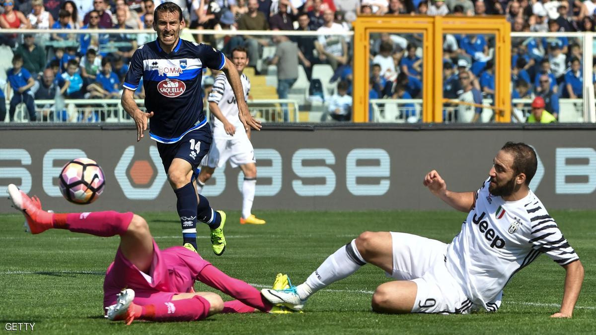 يوفنتوس يلامس اللقب بهدفي هيغواين