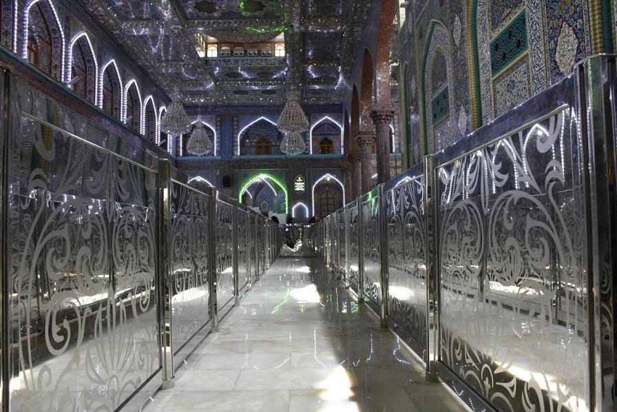 كربلاء:قواطع تنظم وصول النساء إلى شباك الإمام الحسين عليه السلام بانسيابية عالية (مصور)