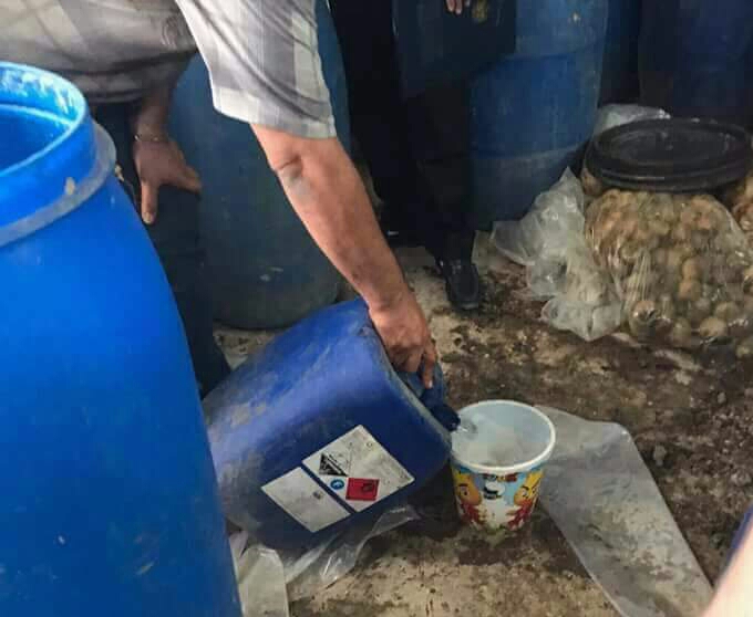 بالصور: اتلاف أكثر من ثمانية أطنان من مادة الطرشي في معمل متخفي بكربلاء (مصور)