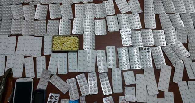 النجف.. اعتقال ثلاثة تجار حبوب مخدرة بحوزتهم أكثر من ألفي حبة