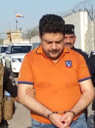بالصورة.. وصول مدير التجهيزات الزراعية السابق الى بغداد لايداعه السجن