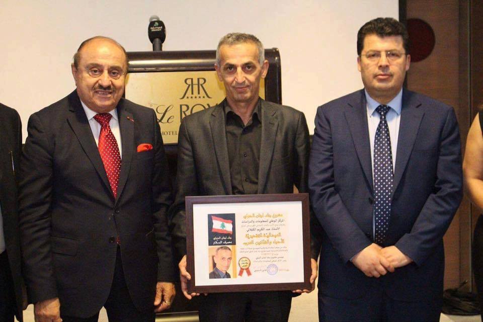 بالصور: أديب عراقي يحصل على الميدالية التقديرية الأولى للأدباء والفنانين العرب