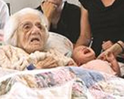 بريطانية تلطقت صورة مع ابنة ابنة ابنة ابنتها