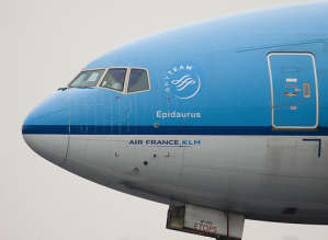 في اول رحلة رسمية .. صاعقة تضرب طائرة الرئيس الفرنسي الجديد خلال توجهه إلى برلين