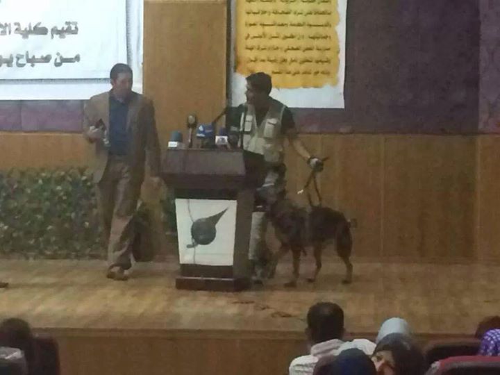 طلبة كلية الإعلام يتظاهرون مطالبين الأديب بالاعتذار عن تخلفه حضور حفل تكريمي وادخال كلب بوليسي في قاعة الاحتفال