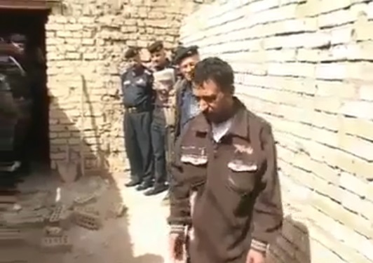 الشرطة تلقي القبض عليه بعد ان قتل زوجته بسبب وجبة فاصولياء وترك طفليه في الدار وهرب (مصور)