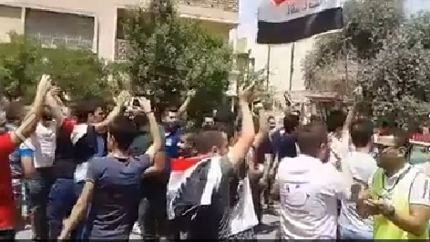 بالفيديو :عراقيون من كافة الطوائف يتوجهون الى الاعظمية للصلاة بجامع ابي حنيفة وتنظيف اثار التخريب