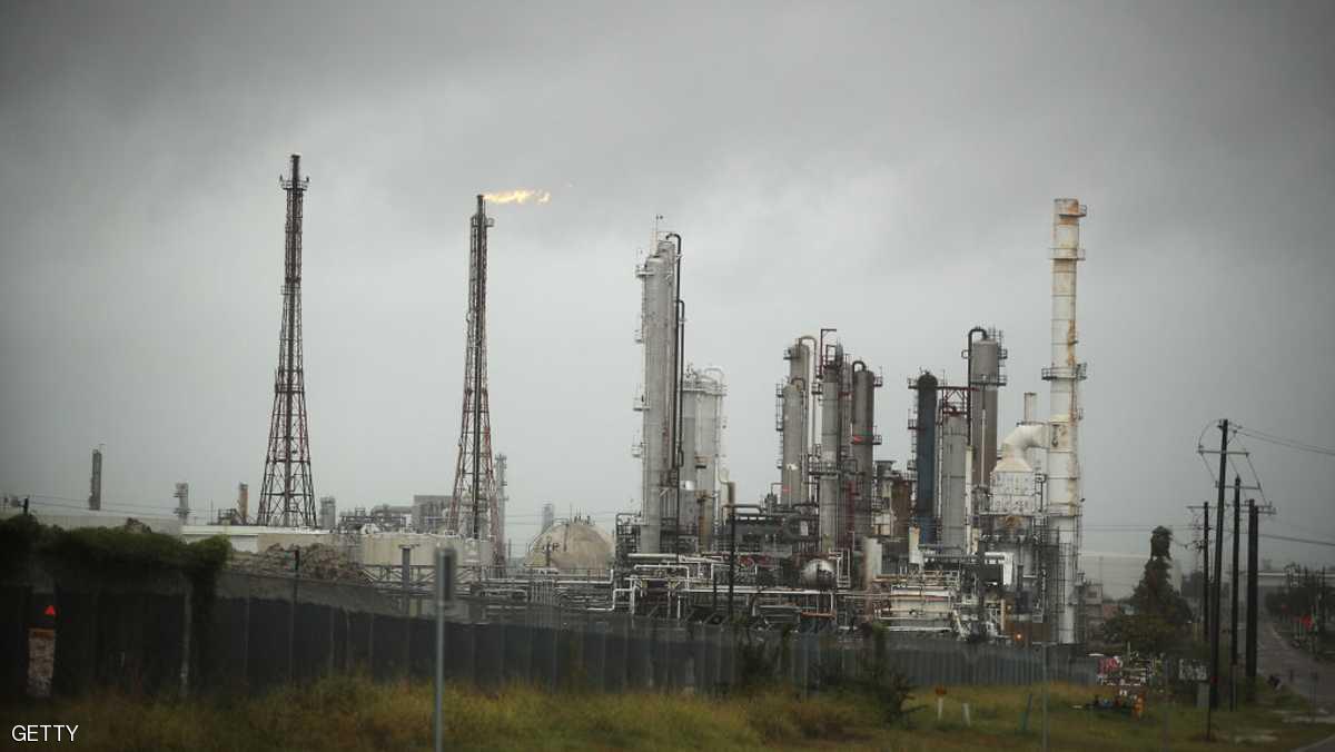 مخزونات النفط العالمية تتقلص