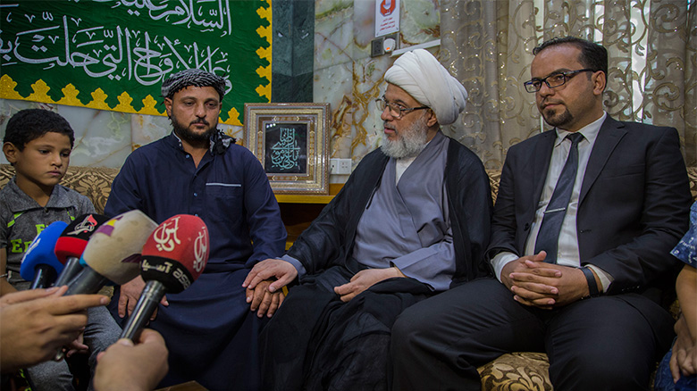 ممثل السيد السيستاني يكرم عامل نظافة لامانته ويدعو المسؤولين للاقتداء به