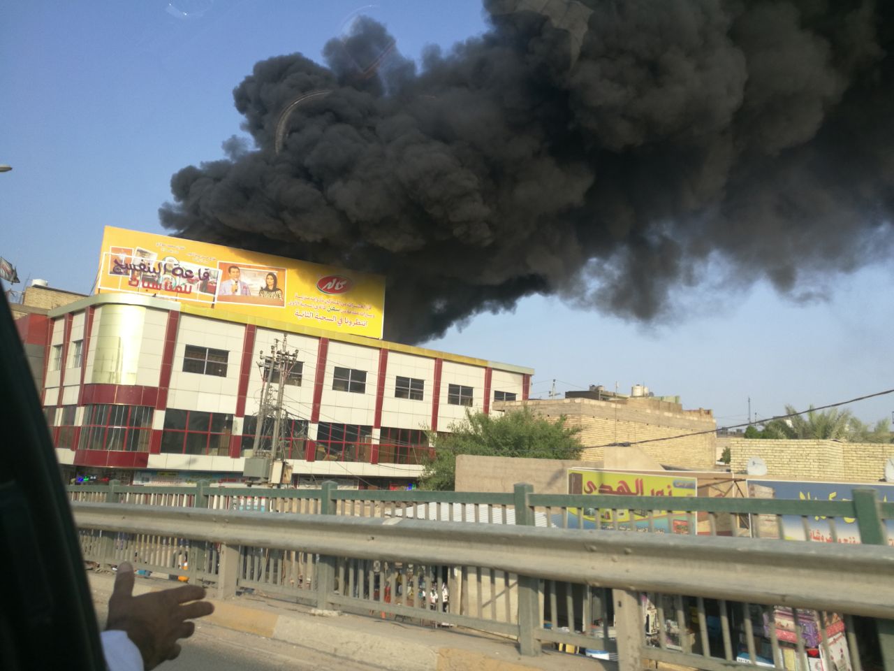 بالصور.. اندلاع حريق كبير في قاعة للمناسبات وسط كربلاء