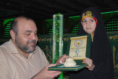 طفلة كربلائية تتبرع بقندول ثمين ورثته من جدتها الى متحف الامام الحسين (عليه السلام) + صوره