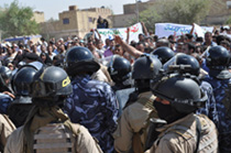 المئات من موظفي معمل نسيج الكوت يخرجون بتظاهرة يطالبون تغيير مدير عام شركة واسط للصناعات النسيجية