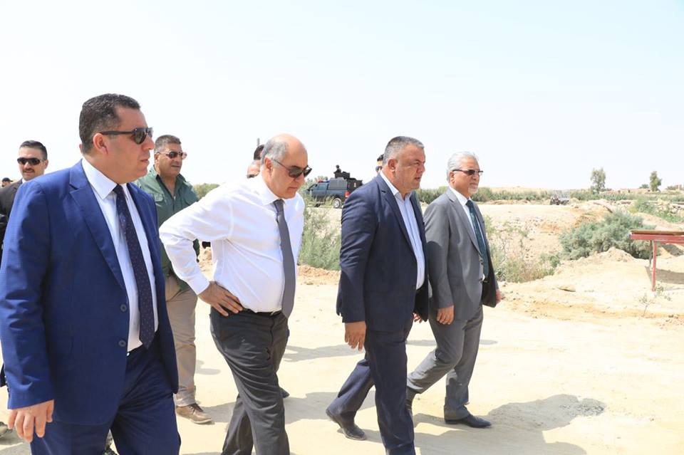 بالصور:وزير الموارد المائية  ينبهر بمشروع  زراعي تقيمه العتبة  الحسينية في صحراء كربلاء ويصفه بالمشروع الرائد