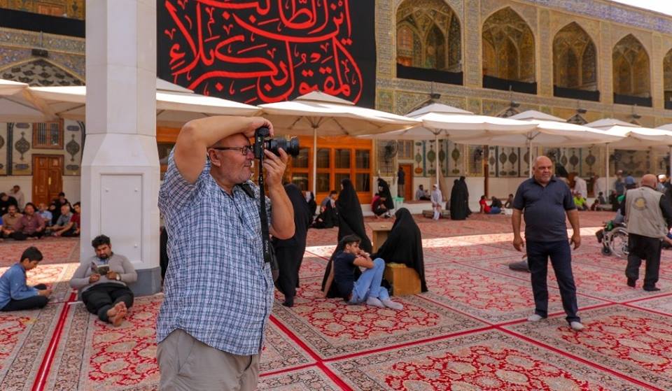 مصور عالمي : أبهرتني المعالم الأثرية لضريح الإمام علي (عليه السلام)