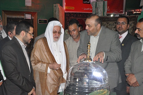 العتبة الحسينية تعرض شعرة منسوبة للنبي محمد (ص) في متحفها بحضور رئيس ديوان الوقف الشيعي(مصور)