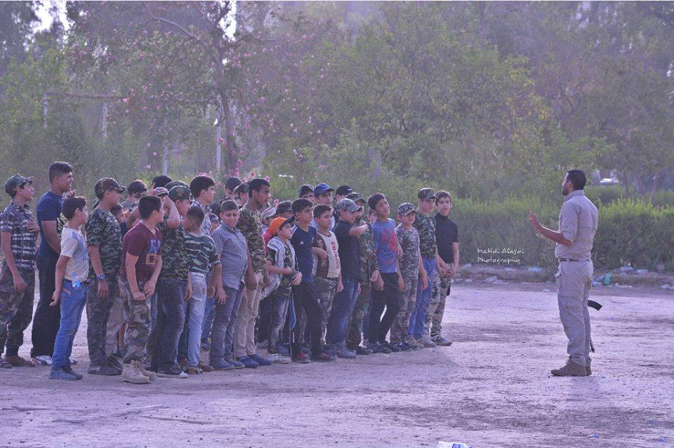 بالصورة طلبة المدارس من مراحل المتوسطة والاعدادية يتدربون على السلاح بالكاظمية تلبية لنداء المرجعية