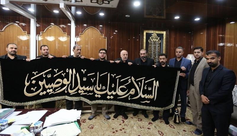 وفد باكستاني يهدي قطعة ثمينة مطرزة بالأحجار الكريمة لضريح الامام علي (ع)