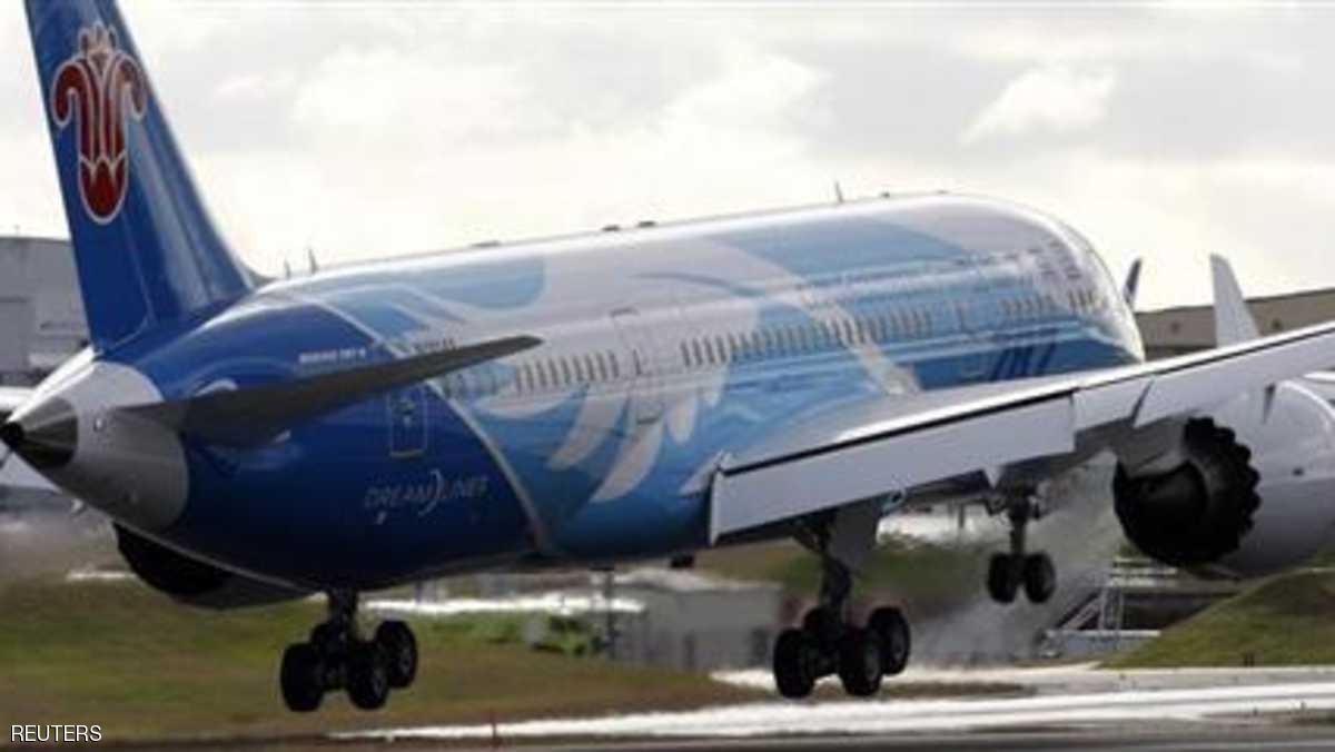 لوحة تسقط من طائرة وتحطم سيارة في اليابان