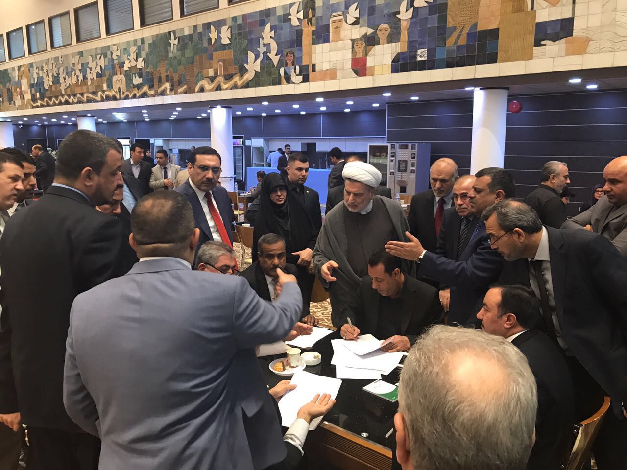 بالصورة.. نواب داخل البرلمان يسعون لاتخاذ قرارات عاجلة ضد اقليم البارزاني