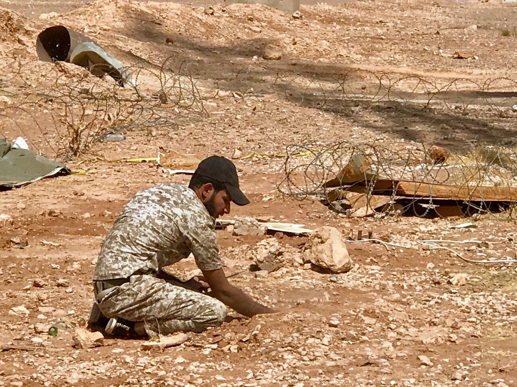 بالصور.. الحشد الشعبي يفكك عبوات ناسفة مزروعة بأبراج شبكات الاتصال غرب الانبار