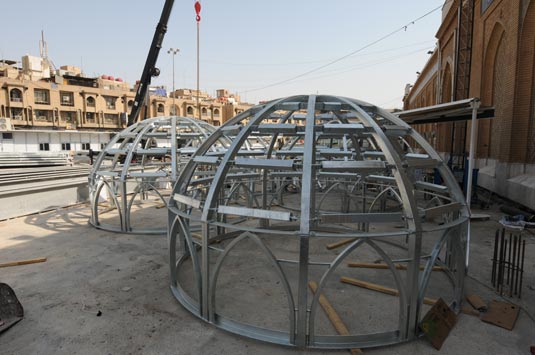 كربلاء:وصول كافة الاجزاء الحديدية لقباب مشروع توسعة حرم أبي الفضل العباس (مصور)