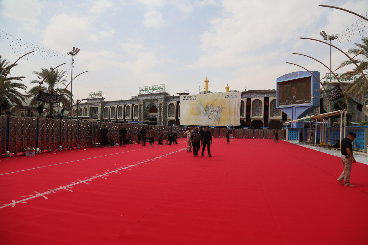 بالفيديو .. "اللون الاحمر" يغطي منطقة بين الحرمين استعداداً ليوم عاشوراء