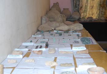 كربلاء: مواطن يسلم دائرة الاثار اكثر من 200 قطعة اثرية(مصور)