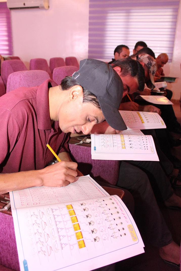 تعرف على اول دائرة حكومية تفتح مركزا لمحو الامية لموظفيها غير المتعلمين تزامنا مع العام الدراسي