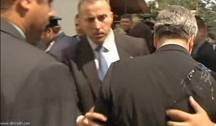 رجل يلطخ رئيس بولندا ببيضة مكسورة