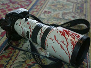 تعرف كيف اقتحم مسلحون بزي عسكري مقر جريدة التآخي وما هي الحالة الصحية لكادر قناة الحرة