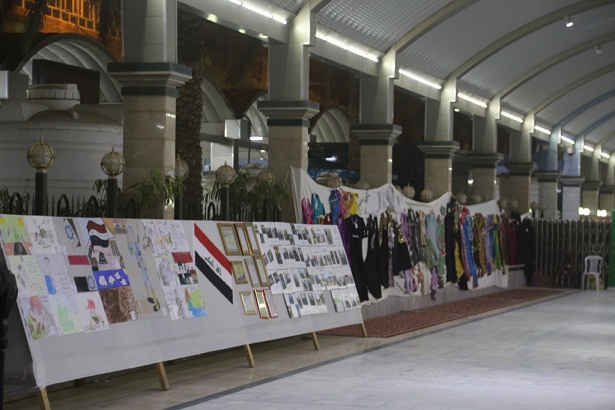 ايتام وارامل في كربلاء يقمن معرضا للإعمال والحرف اليدوية في منطقة بين الحرمين الشريفين(مصور)