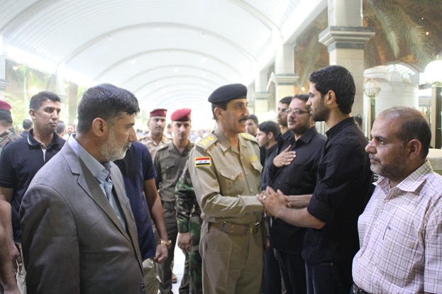 بالصور:قاسم عطا يحضر مجلس عزاء لشهيدين عراقيين وسط كربلاء:موقف المرجع السيستاني انقذ العراق من الدواعش واعوانهم