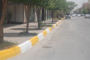 بالصور:بلدية كربلاء المقدسة المباشرة بصبغ الأرصفة ومعالجة المطبات