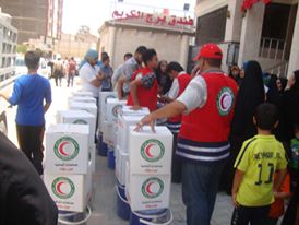 جمعية الهلال الاحمر العراقي فرع كربلاء توزع سلات غذائية على العوائل النازحة