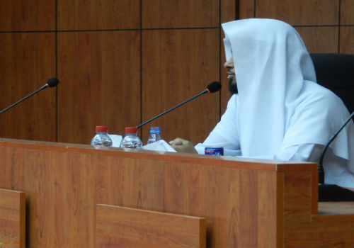 سعودي شيعي يعلن صدور حكم بسجنه شهرين وجلده لانه اقام الصلاة في منزله