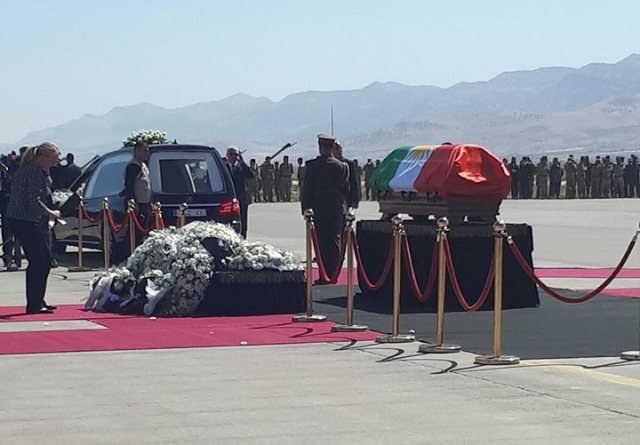 نواب يغادرون مراسم تشييع الطالباني احتجاجا على توشيح الجثمان بالعلم الكردي