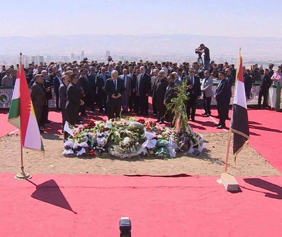 بالصور.. وضع العلم العراقي في مثوى طالباني الأخير