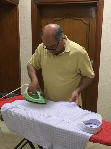 بالصور: وزير عراقي يؤجل عمله لسبب غريب جداً