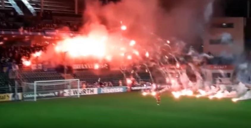 بالفيديو.. مشجعون "يحرقون" الملعب بعد فشل منتخبهم في التأهل لكأس العالم