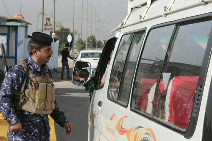 بالصور.. شرطة كربلاء تخصص "طريق خاص للطلبة" في السيطرات الرئيسية