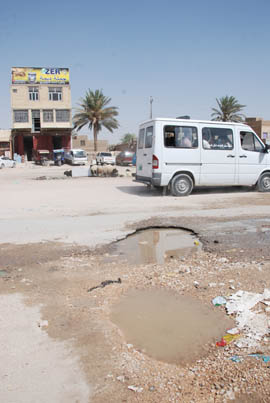 حفرة عمرها خمس سنوات وسط شارع رئيس في كربلاء (مصور)
