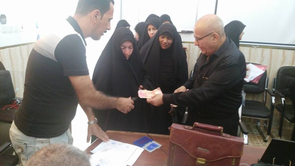 بالصور:وزارة النفط تمنح  اكثر من 100 يتيم مبالغ مالية في كربلاء